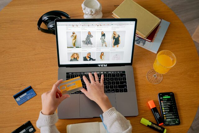 商品撮影用のカメラと小物を並べたデスクと、Shopifyの商品ページ最適化を示すイメージ