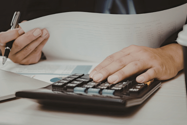 ECサイト構築費用の見積計算している様子