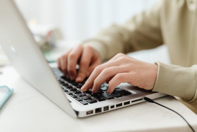 STORESで小規模なネットショップを一人で運用するデスクまわりのイメージ