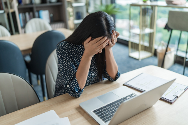 ECサイトが思うように作れなくて悩んでいる女性の様子