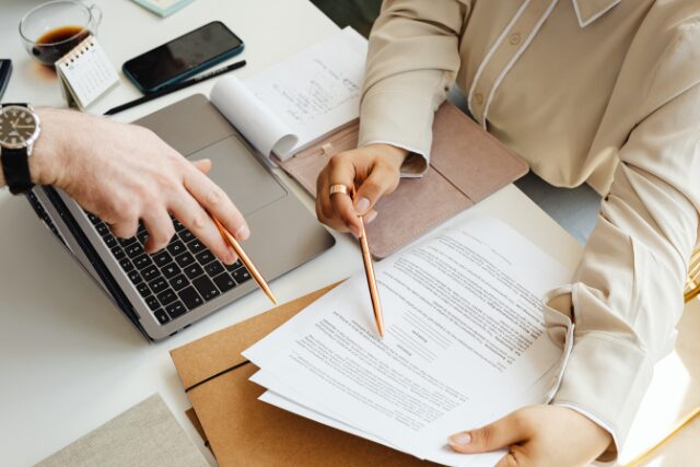自社に合うECカートを規模と予算から見極める検討書類のイメージ