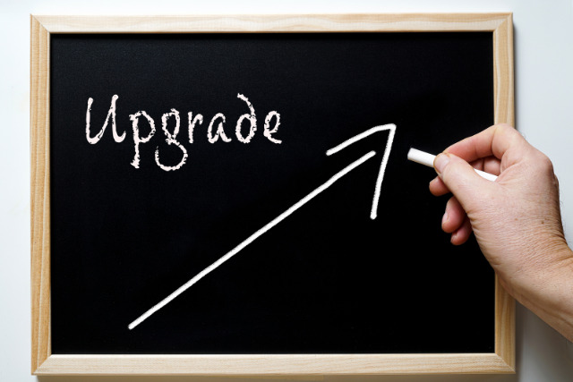 Shopifyのプラン機能差と段階的なアップグレードを表す階段状の図のイメージ