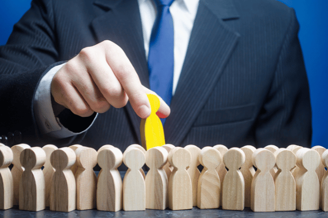 ECサイト制作会社の担当者を選ぶイメージ画像