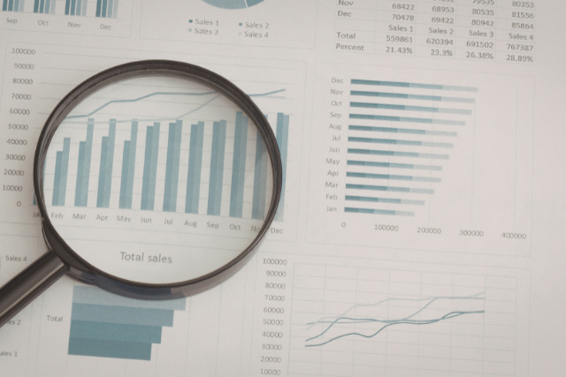 月商ごとのShopifyプラン選び方を示す売上グラフと分岐する矢印のイメージ