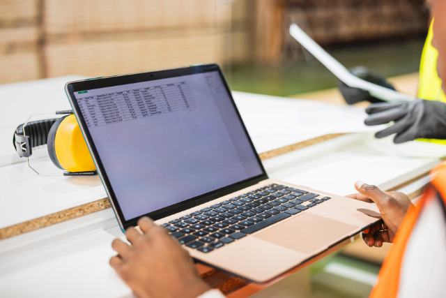 予算1,000万円のShopify Plus構築で基幹システムと連携し業務ごとEC化する大規模運用のイメージ