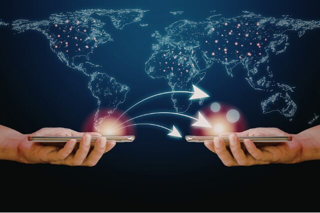 ECサイトリニューアルにおけるデータ移行と既存システム連携の難所を示す配線のイメージ