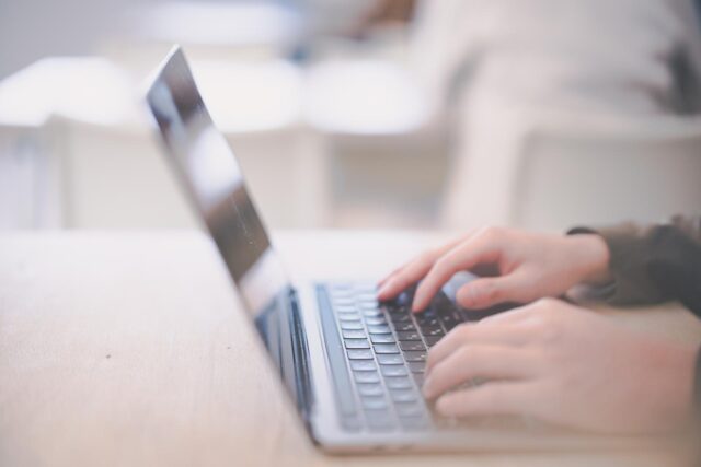 shopifyを見るパソコン