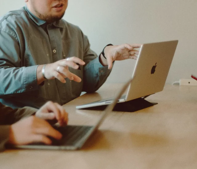 shopifyについて話し合いながらパソコンをいじっている様子