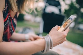 スマホは縦に見る人が多い？縦画面の動画広告を作ろう！