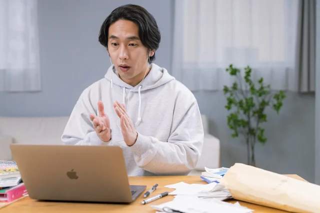 shopifyについて会議をする様子