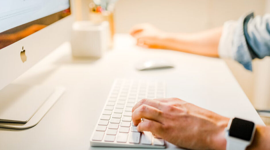 自分で運用VS外注！リスティング広告の運用はどちらがよいのか