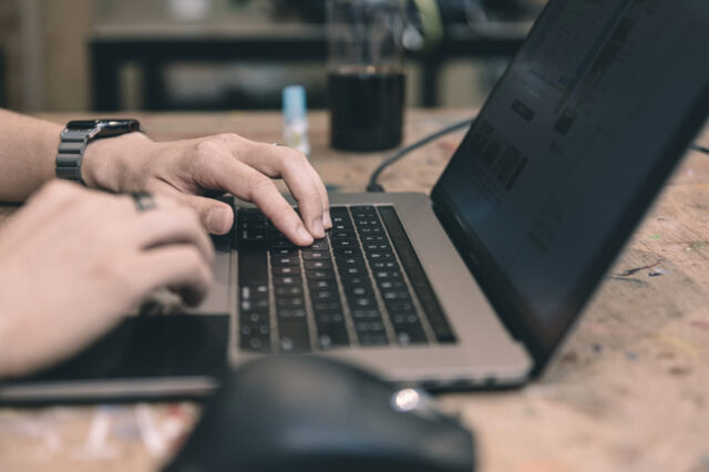 shopifyを見るパソコン