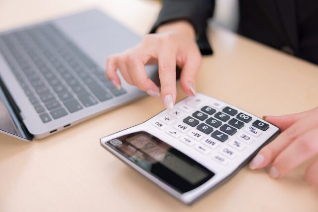 ECサイト構築の見積を計算している