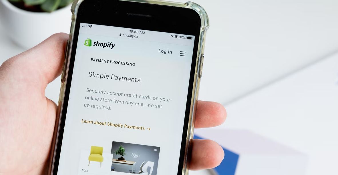 ShopifyとYoutubeが連携！動画を見ながら商品を購入できるように