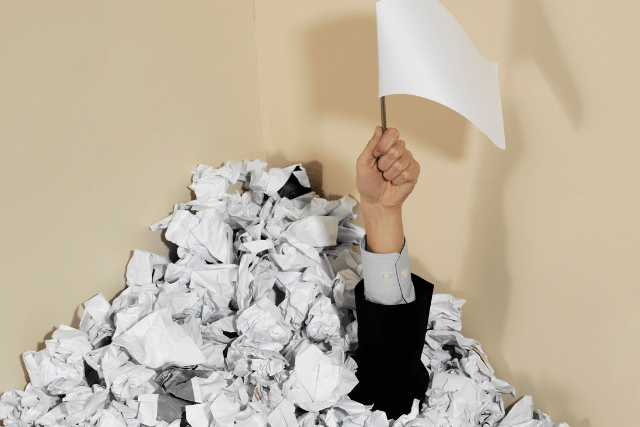 ECサイト制作に挫折して白旗を振っている様子