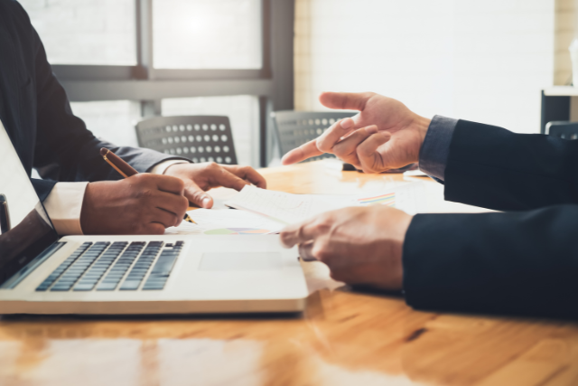 制作会社の担当体制や実績を商談で確認するビジネスミーティングのイメージ