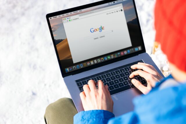 Google広告の管理画面でアカウント開設と配信設定を進めるノートPCのイメージ