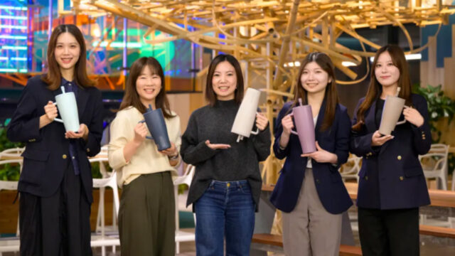 TikTok広告の成功事例商品「BrüMate Era(ブルーメイト エラ)」を持つオークローンマーケティングの担当チーム