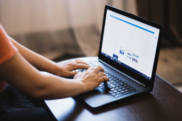 コンバージョン計測の役割分担を整理するノートPCのイメージ