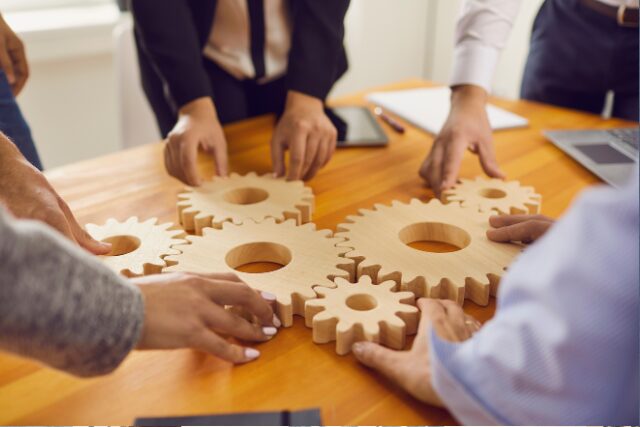 配信後のコンバージョンを振り返り運用を相談する打ち合わせデスクのイメージ